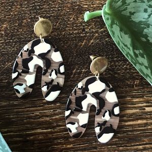 Animal print light dangle pierced earrings